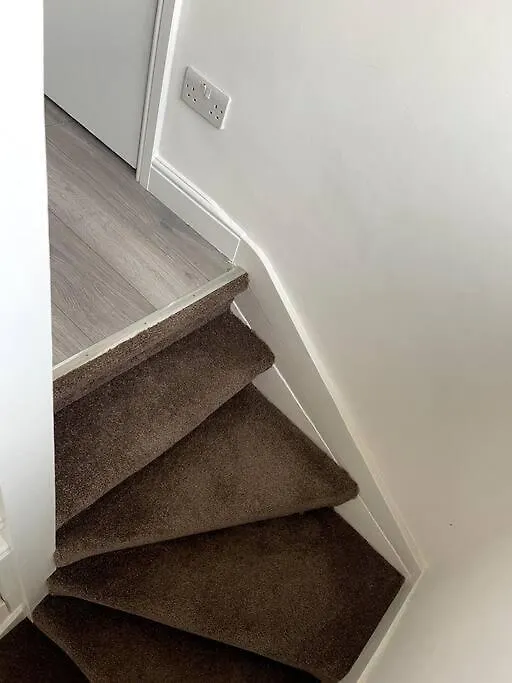 4 Bedroom, Spacious House Harmondsworth 0*,  United Kingdom