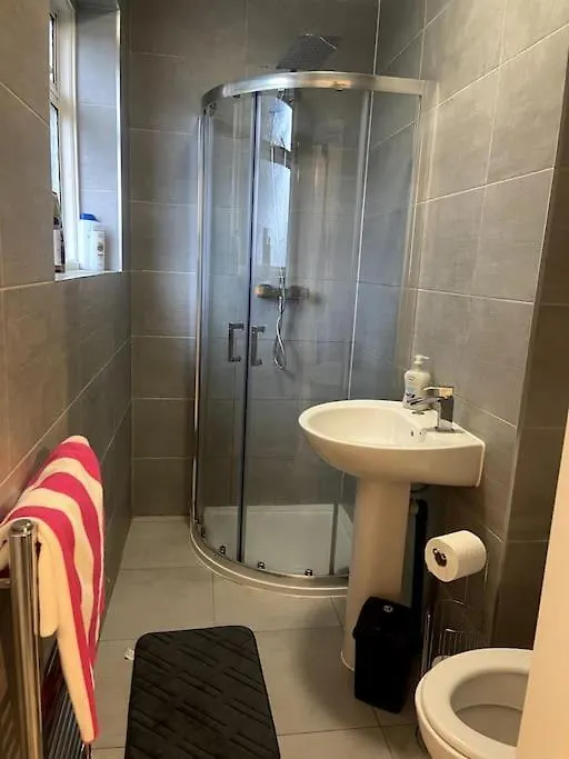 4 Bedroom, Spacious House Harmondsworth 0*,