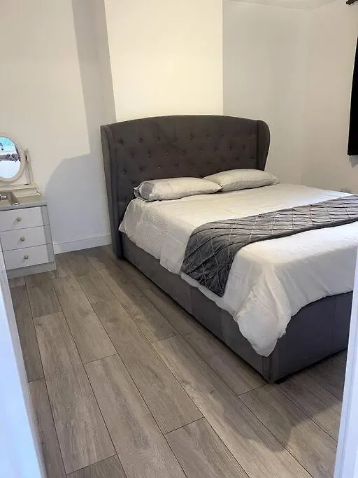 4 Bedroom, Spacious House Harmondsworth 0*,