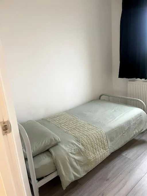 4 Bedroom, Spacious House Harmondsworth Apartment