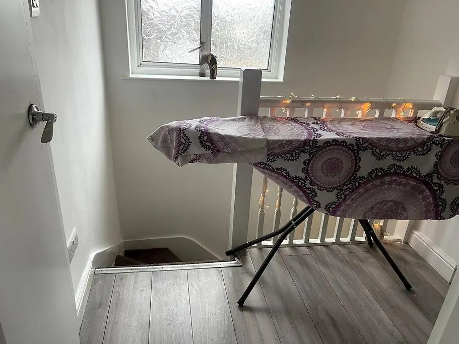 4 Bedroom, Spacious House Harmondsworth Apartment
