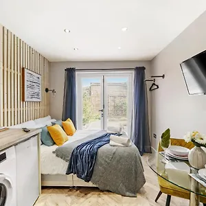 Boutique Heathrow Studio's - Parking - Garden Apartment