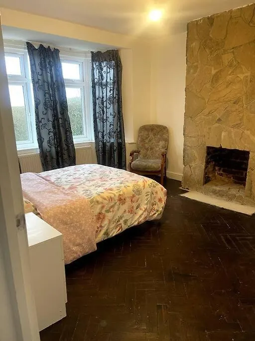4 Bedroom, Spacious House Harmondsworth 0*,  United Kingdom